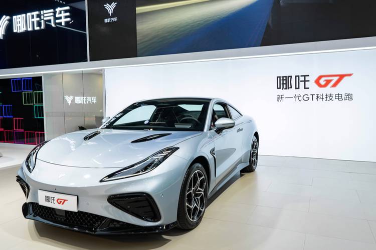 佛山227哪吒汽车在智能汽车领域的表现，领途汽车在新能源汽车市场中的影响力